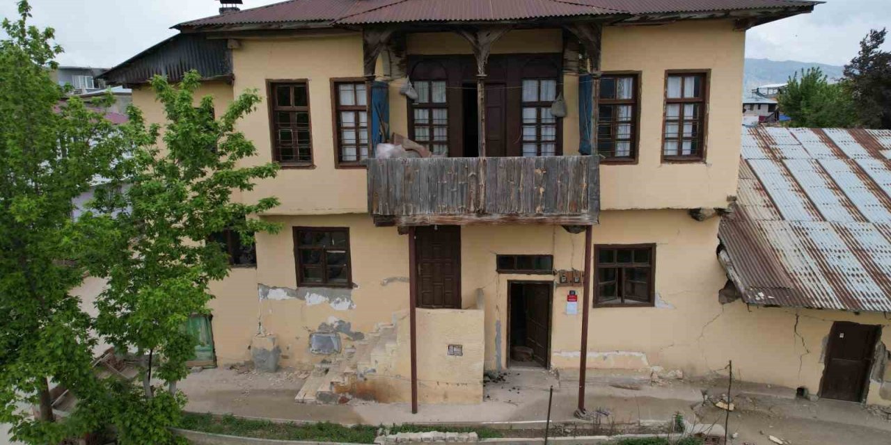 Tescilli asırlık konak da depremde zarar gördü