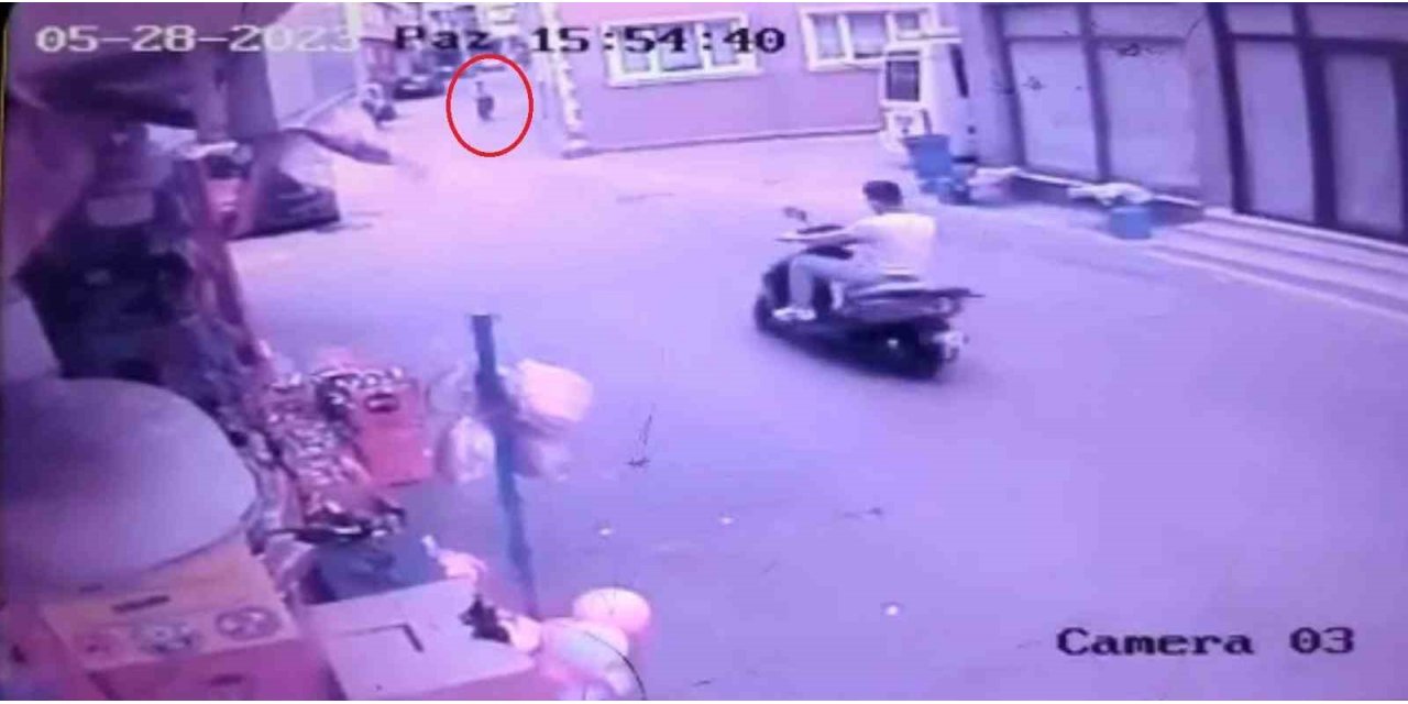 Şaka gibi... Boş yolda motosiklet ve bisiklet kafa kafaya böyle çarpıştı