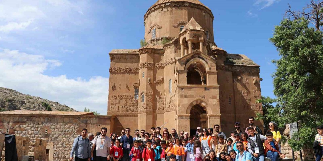 Akdamar Adası’nda ilk defa tiyatro oyunu sahnelendi