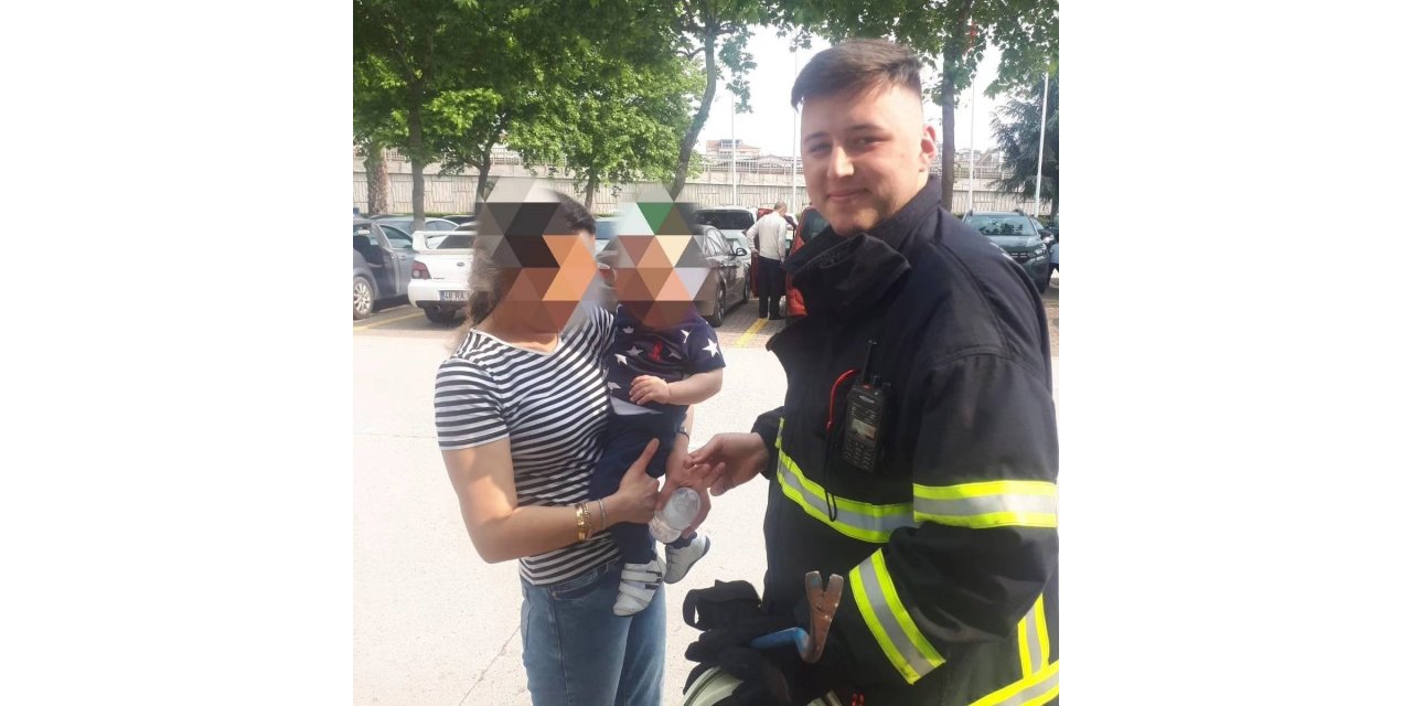 Yalova’da otomobilde mahsur kalan bebeği itfaiye kurtardı