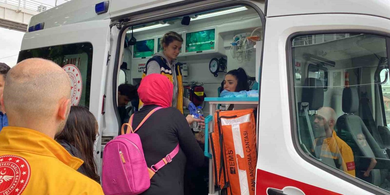 Kamyonet ile çarpışan otomobilde 3 kişi yaralandı