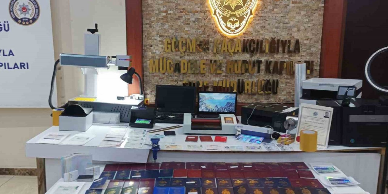 Sahte pasaport üreten şebekeye baskın: 3 gözaltı