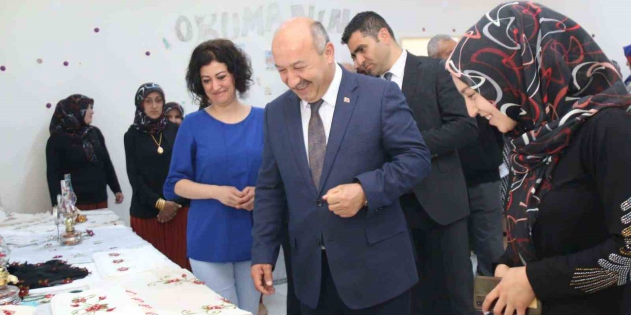 Kütahya’da iğne oyası kursunun yılsonu sergisi açıldı