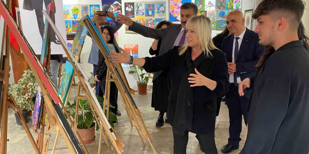 Yıl sonu resim sergisi beğeni topladı