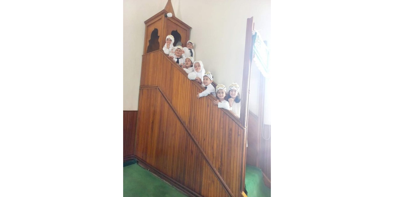 Kur’an-ı Kerim öğrenen minikler belgelerini aldı