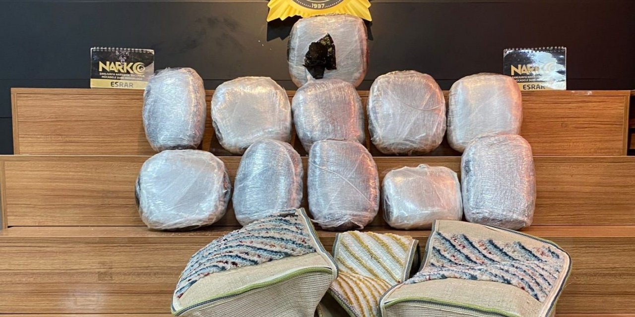 Motosikletin heybesinde 12 kilogram esrar yakalandı