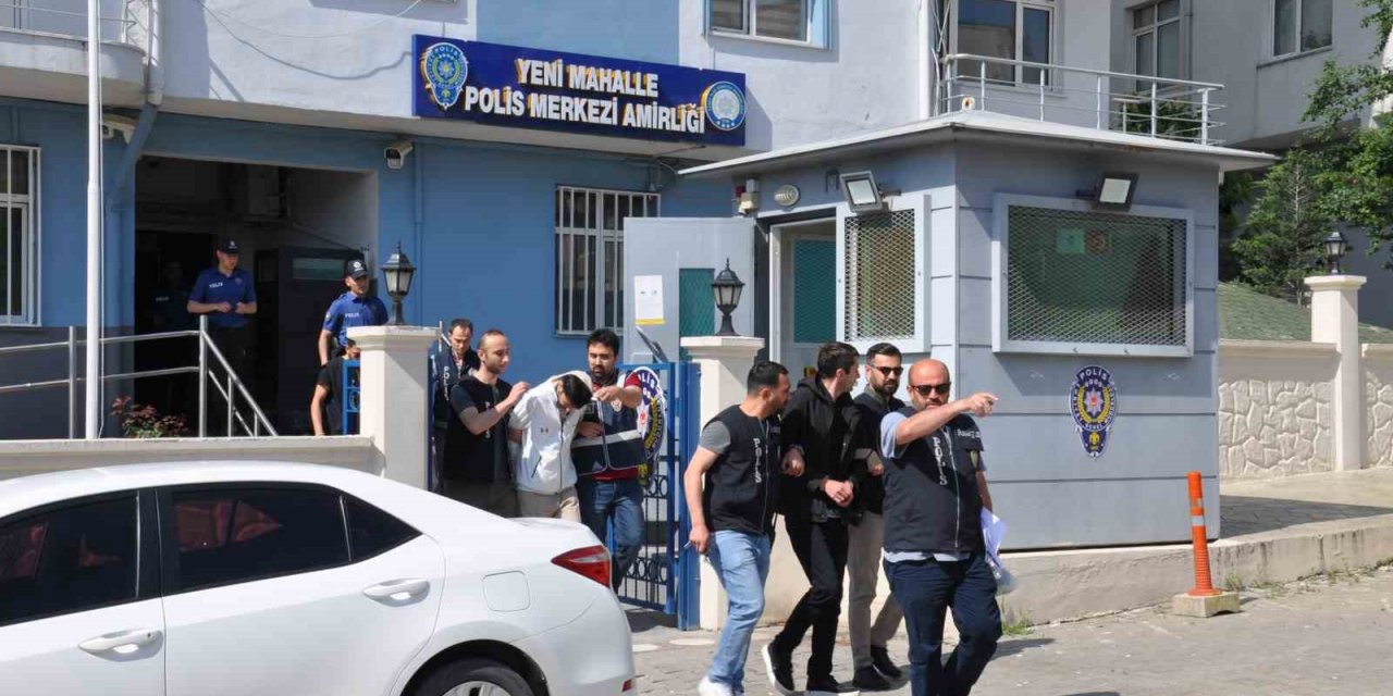 Emekli öğretmeni gasp eden zanlılar kısa sürede yakalandı