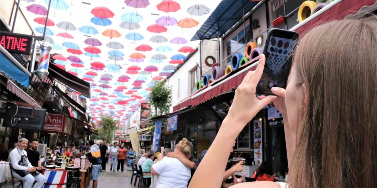 450 şemsiyenin gölgelediği cadde, turistlerin uğrak mekanı oldu