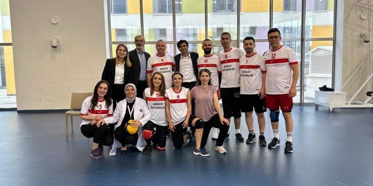 Sağlık çalışanları voleybol turnuvası ile stres attı