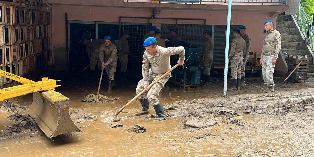 Jandarma ekiplerinden selzede vatandaşlara yardım eli