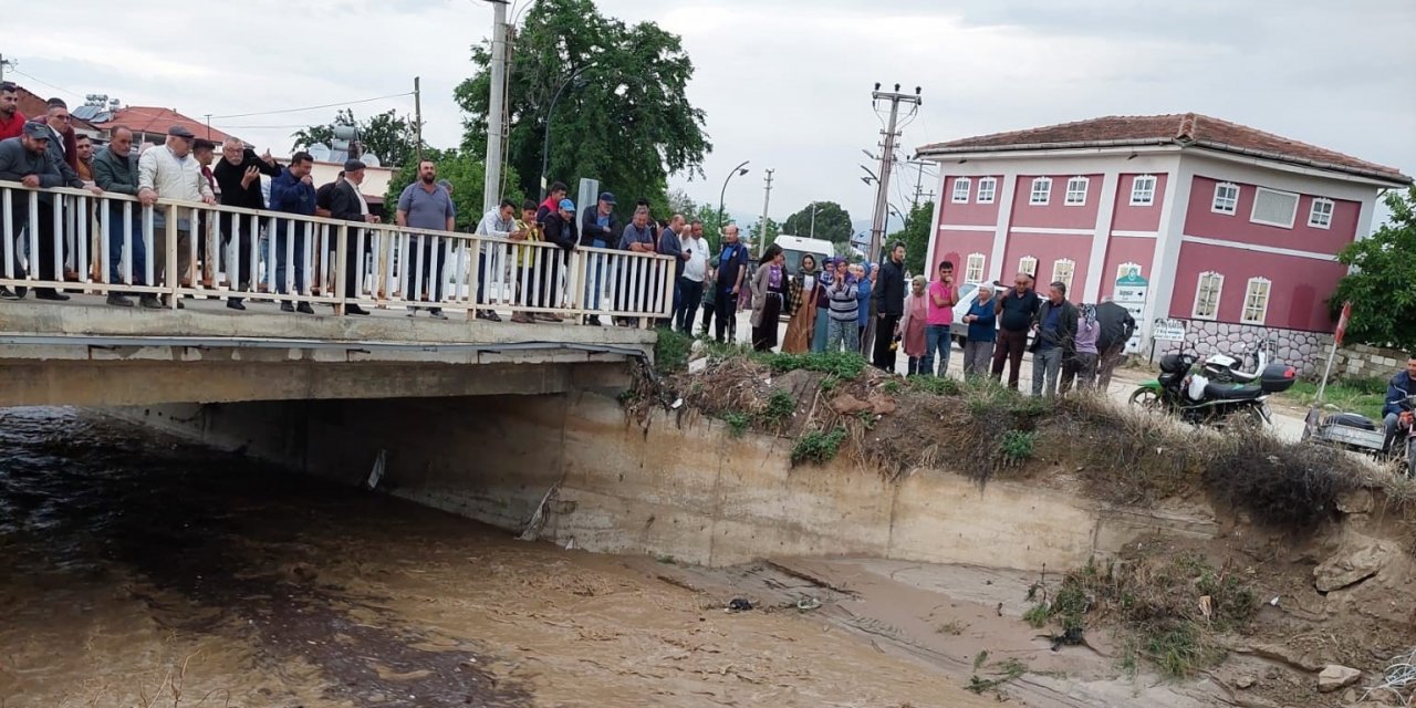 Sel sularının gelişini meraklı bakışlarla izlediler