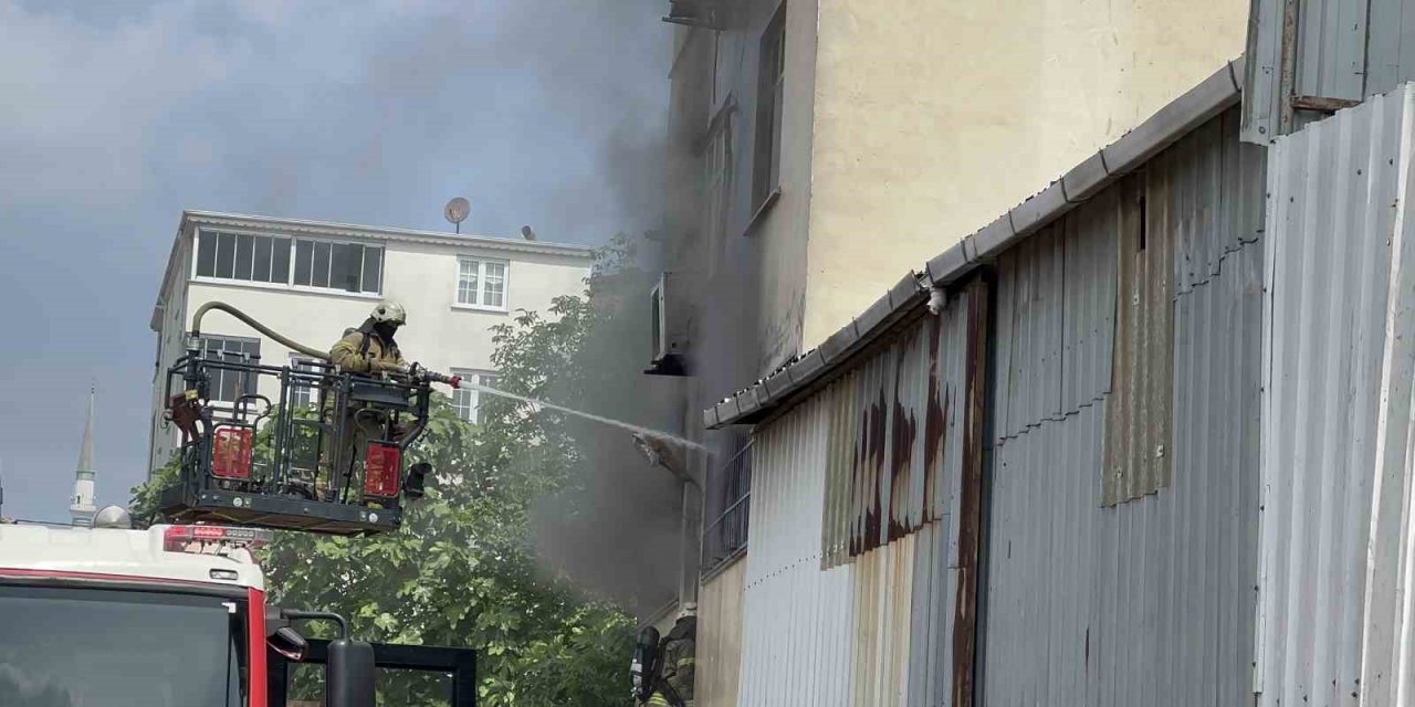 Arnavutköy’de lastik deposunda çıkan yangın paniğe neden oldu