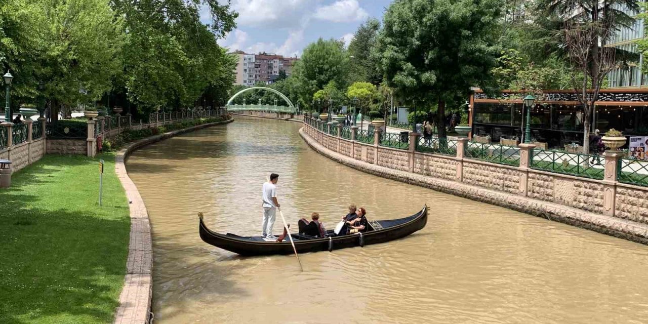 Porsuk Çayı’nın ilginç rengi gondol seferlerine başka bir hava katıyor