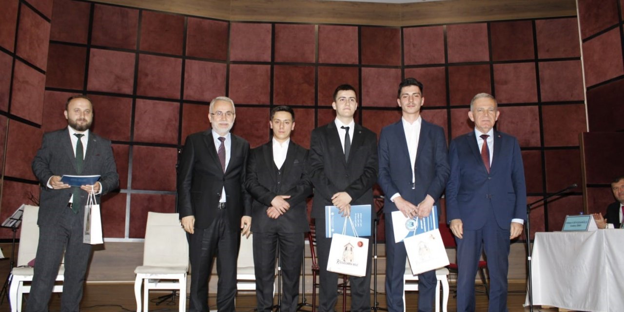 Ezbere 40 Hadis Okuma Yarışmasında dereceye giren öğrencilere ödülleri verildi