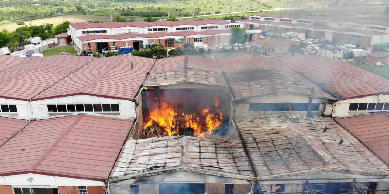 Edirne’de mobilya deposundaki yangın havadan görüntülendi