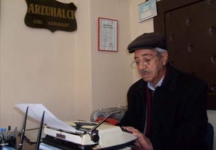 42 yıldır arzuhalcilik yapıyor