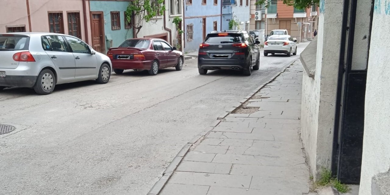 Yokuş aşağı inen sokakta sürati ve kazayı önlemek için kasis isteniyor