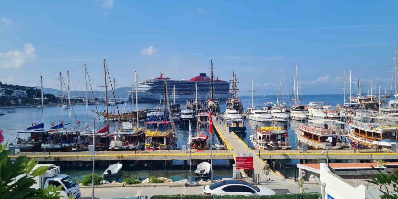 İki gemi ile Bodrum’a 1982 yolcu geldi