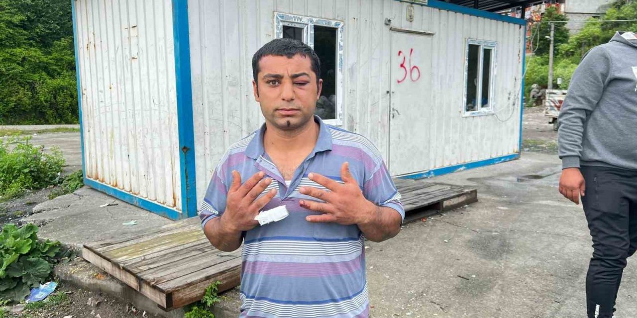 Kalabalık grup sokak ortasında bir kişiye saldırdı, o anlar amatör kamerada