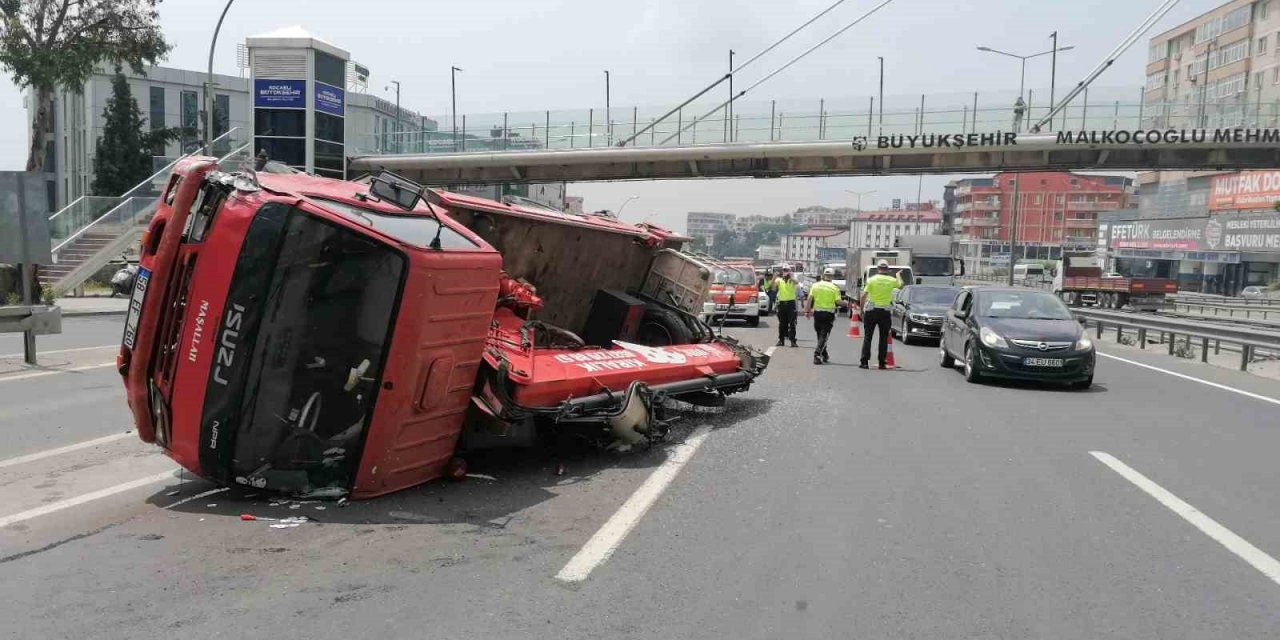 D-100’de arıza yapan otomobile vinç çarptı