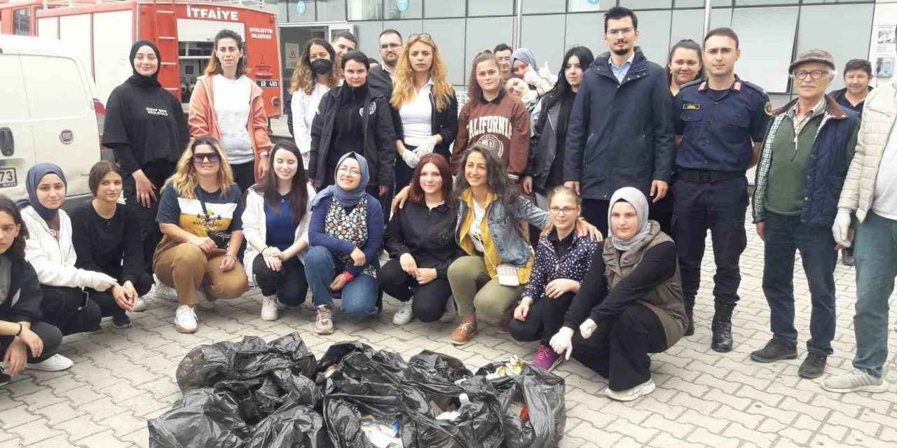 Sigaranın çevreye verdiği zararla dikkat çekmek için izmarit topladılar