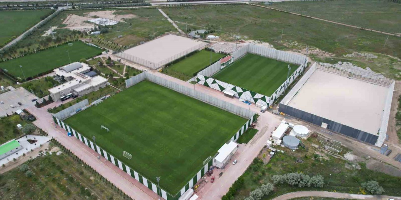 Konyaspor tesislerine 2 yeni çim saha