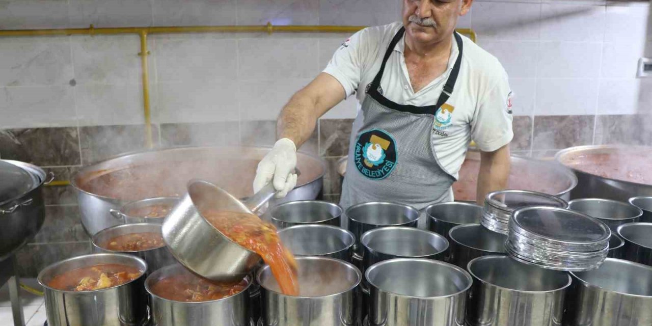 Haliliye’de sıcak yemekler hanelere ulaştırılıyor