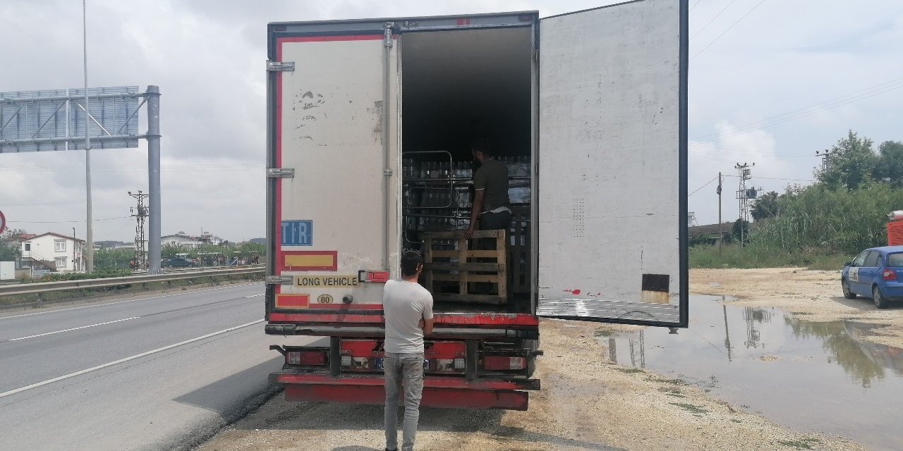 Kaza yapan araçlara çarpmamak için fren yapan tırın dorsesindeki alkoller yola döküldü