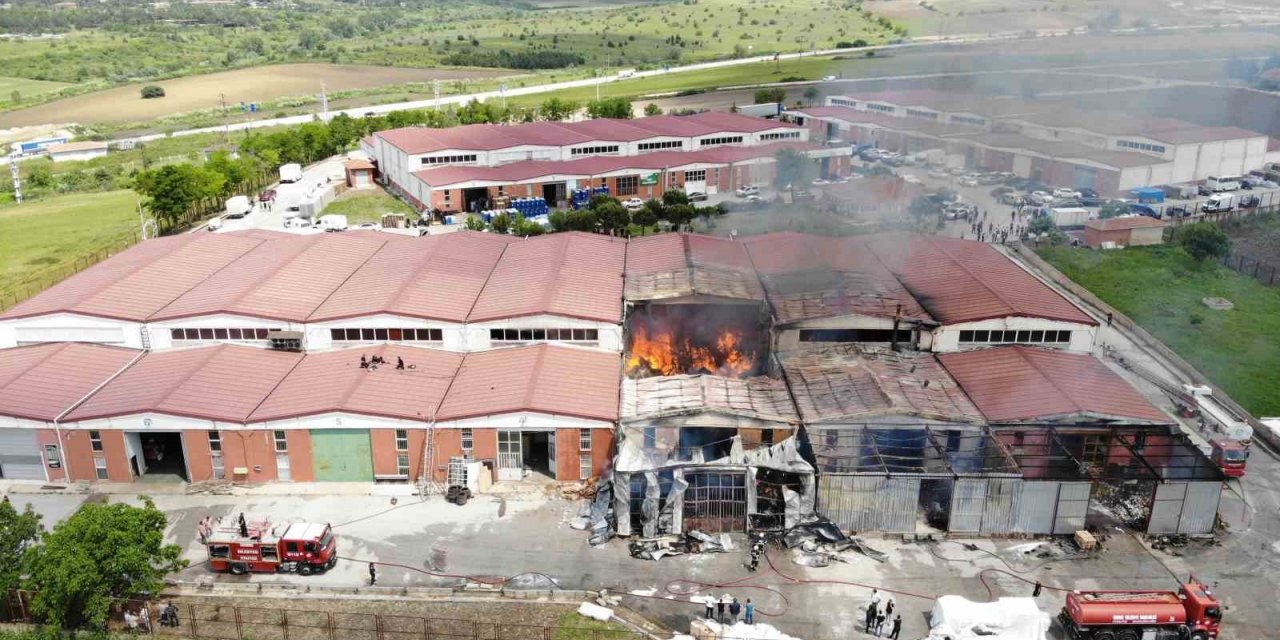 Edirne’de mobilya deposundaki yangın söndürüldü