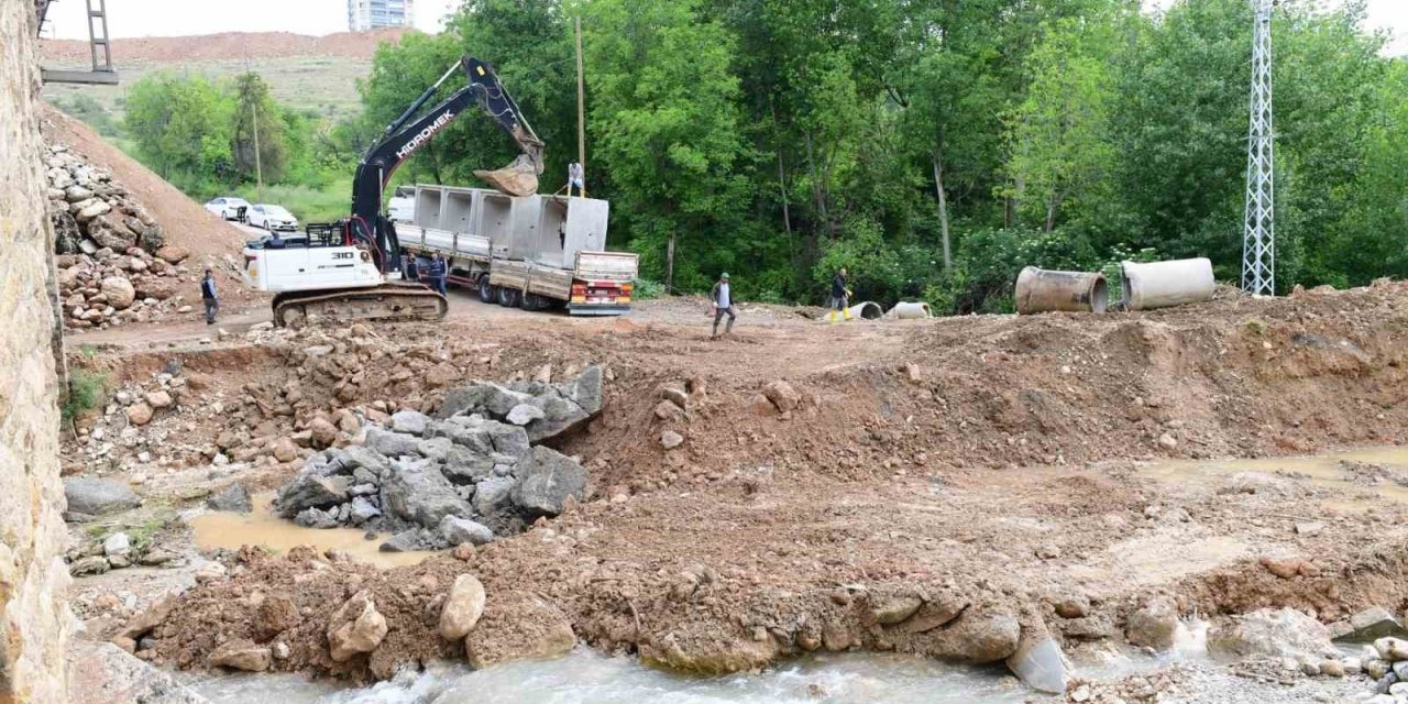 Başkan Çınar, dere ıslah ve yol yenileme çalışmalarını inceledi