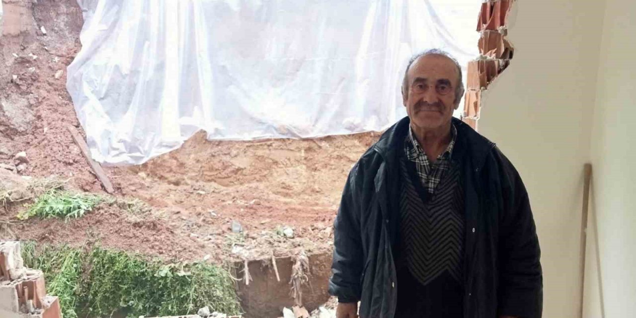 Yağmurda yıkılan istinat duvarı yaşlı çiftin evini yerle bir etti