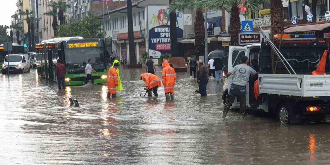 Denizli’de kuvvetli yağış hayatı felç etti