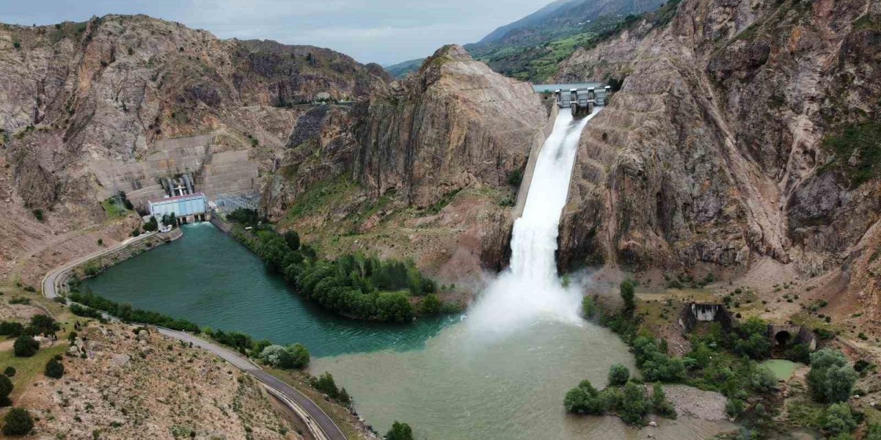 Kuraklıkla boğuşuyordu, dolup taşınca kontrollü şekilde boşaltıldı