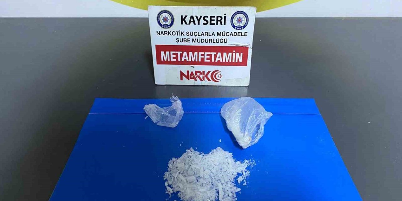 Zehir tacirleri polisten kaçamadı