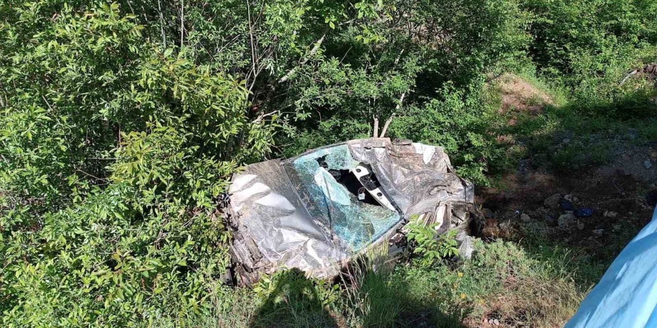Hafif ticari araç uçuruma yuvarlandı: 1 ölü, 1 yaralı
