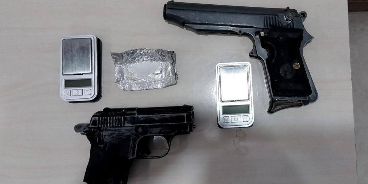 Şüpheli araçtaki şahıslardan uyuşturucu çıktı