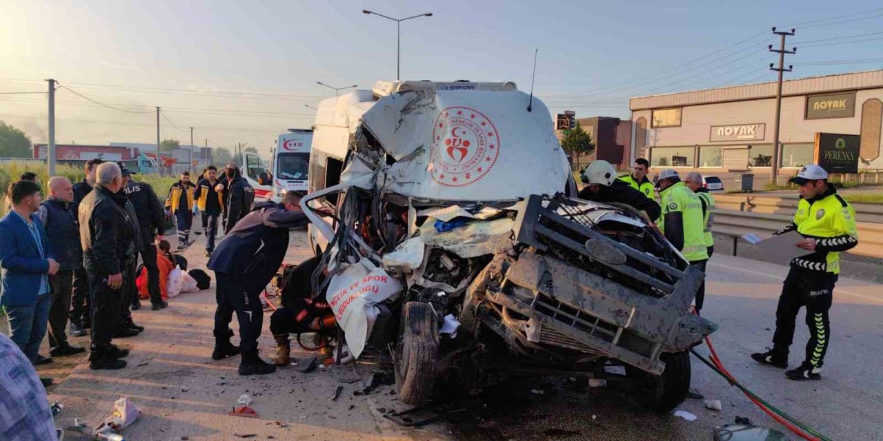 Sporcuları taşıyan minibüs hafriyat kamyonuna çarptı: 1 ölü, 16 yaralı