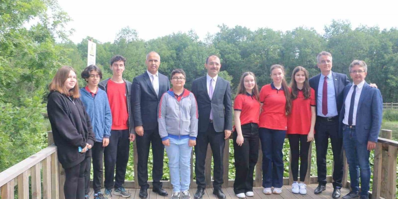 Biga’da deneme sınavlarında başarı gösteren öğrenciler ödüllendirildi