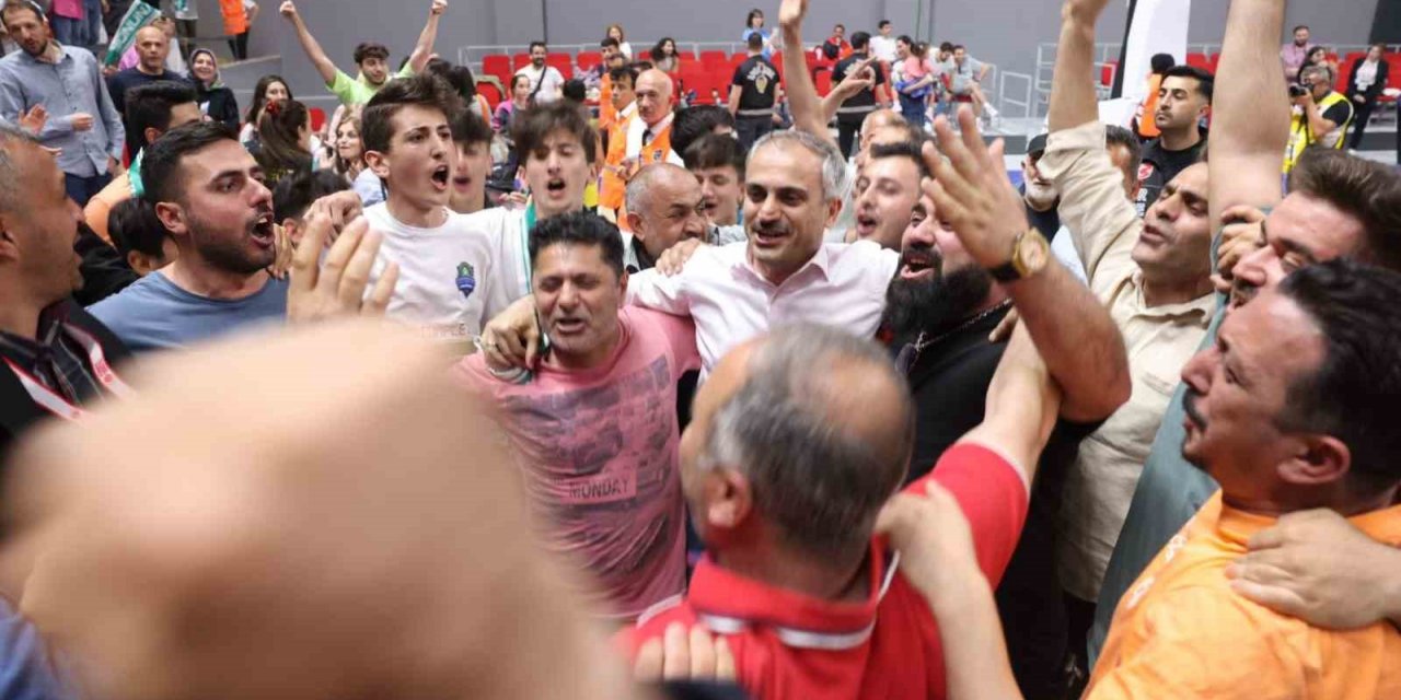 Çayırova Belediyesi 2. Lig’de şampiyon oldu