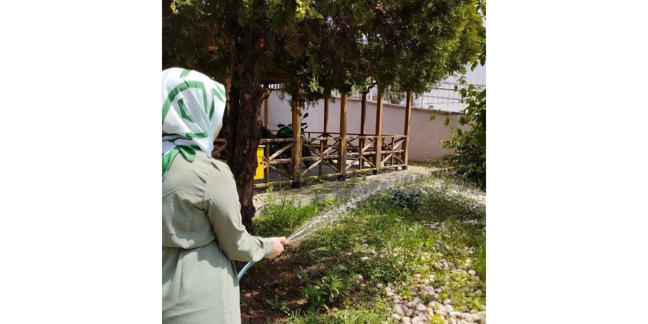 Ağaçları sulayarak dikkat çektiler