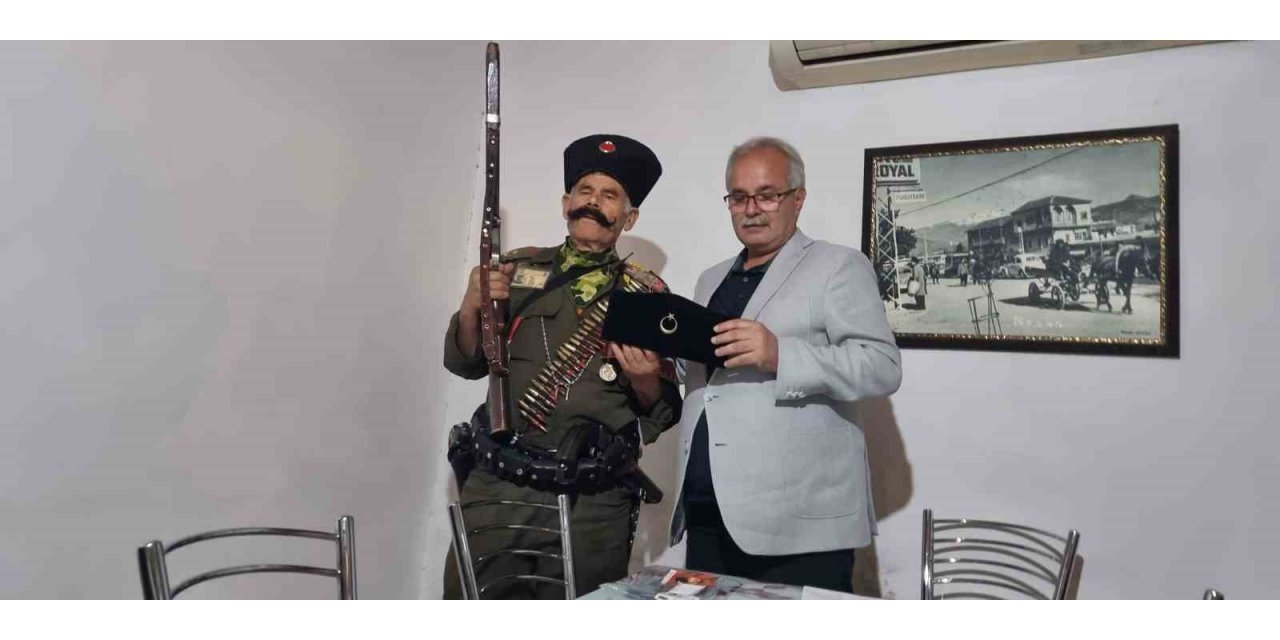 Başkan Özgan’a Kıbrıs gazisinden anlamlı hediye