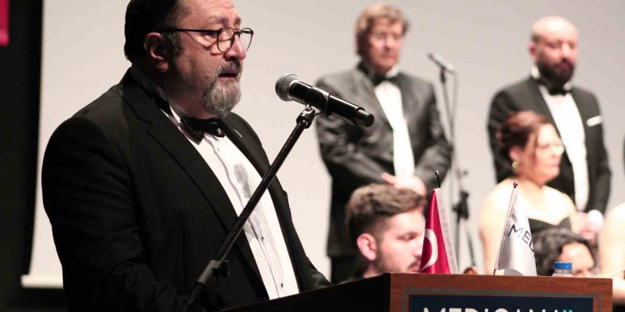 Sağlıkçılar ayakta alkışlandı