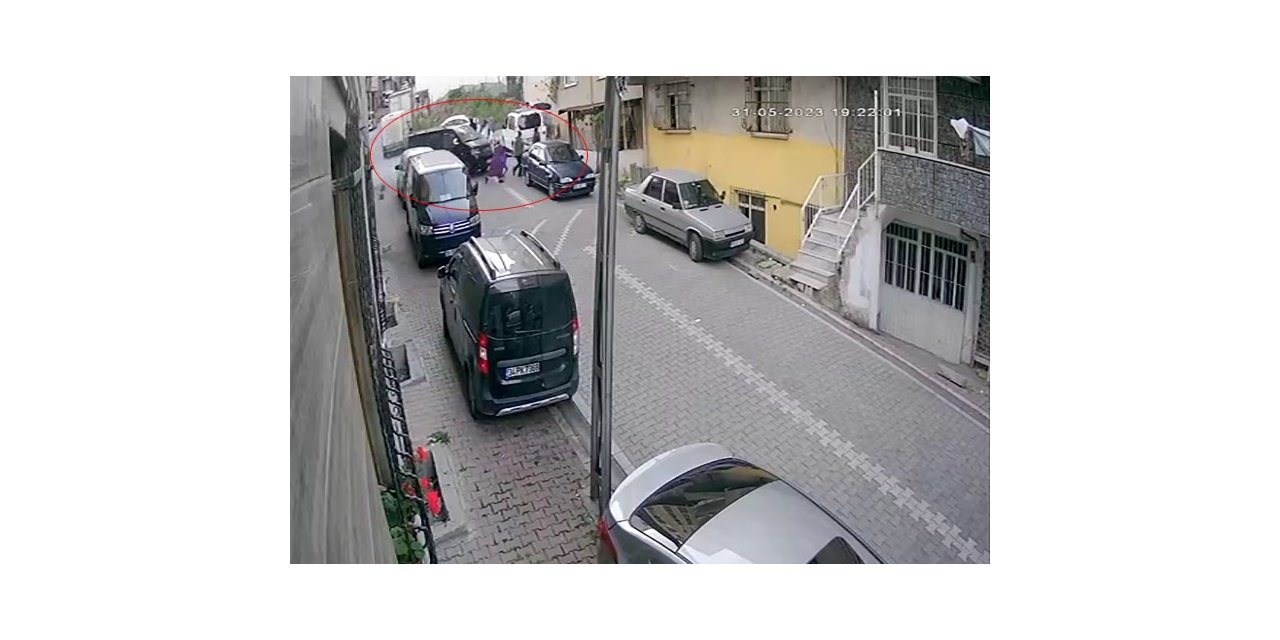 İstanbul’da sokağa girmeye çalışan araç 1’i çocuk 3 kişiyi altına alarak ezdi: O anlar kamerada