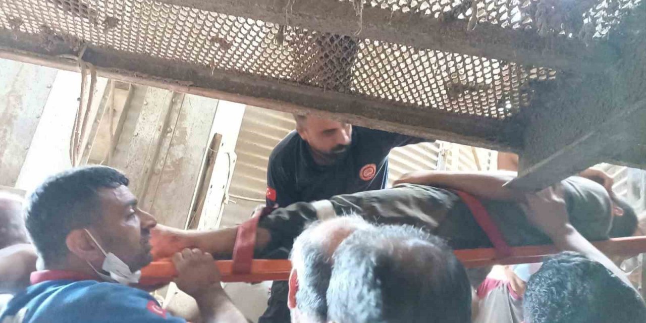 Hububat öğütme makinesine kapılan işçiyi, ekipler kurtardı