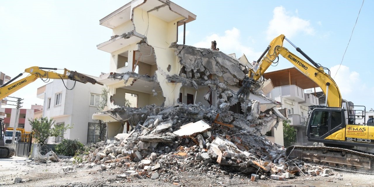 Asrın felaketinde tadilat sonrası oluşan moloz yığınları kaldırılıyor