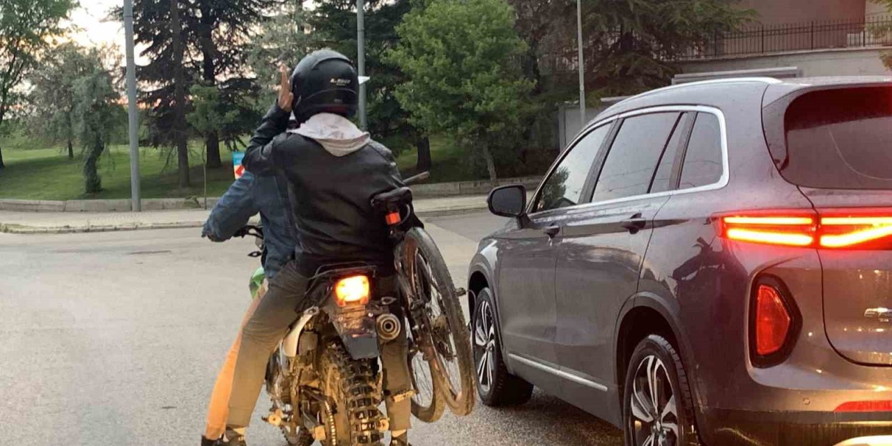 Plakasız motosikletle tehlikeli yolculuk