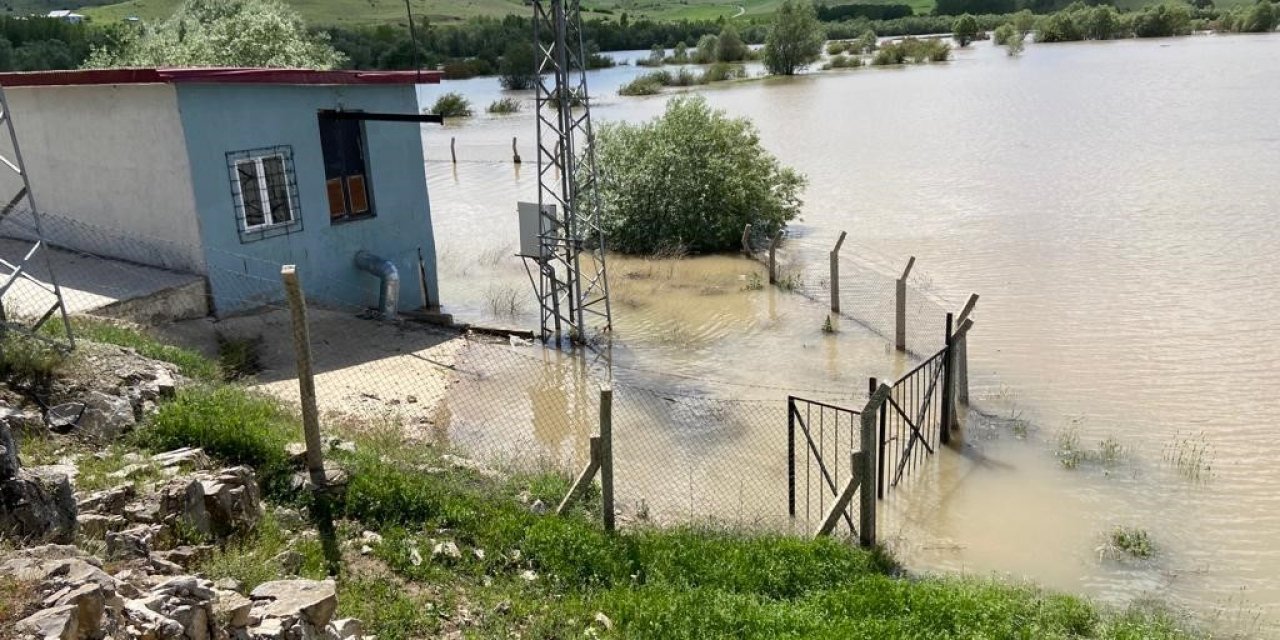 Karasu Nehri taştı, ekili tarlalar sular altında kaldı