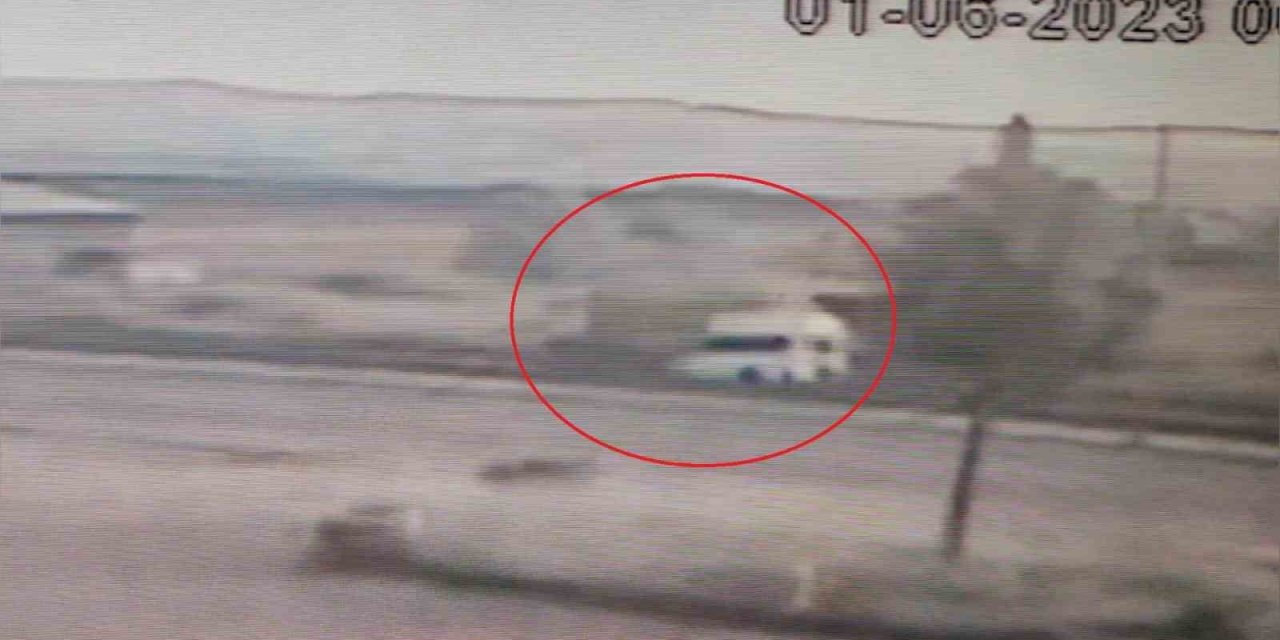 Bursa’da öğretmenin öldüğü, 16 öğrencinin yaralandığı feci kaza kamerada