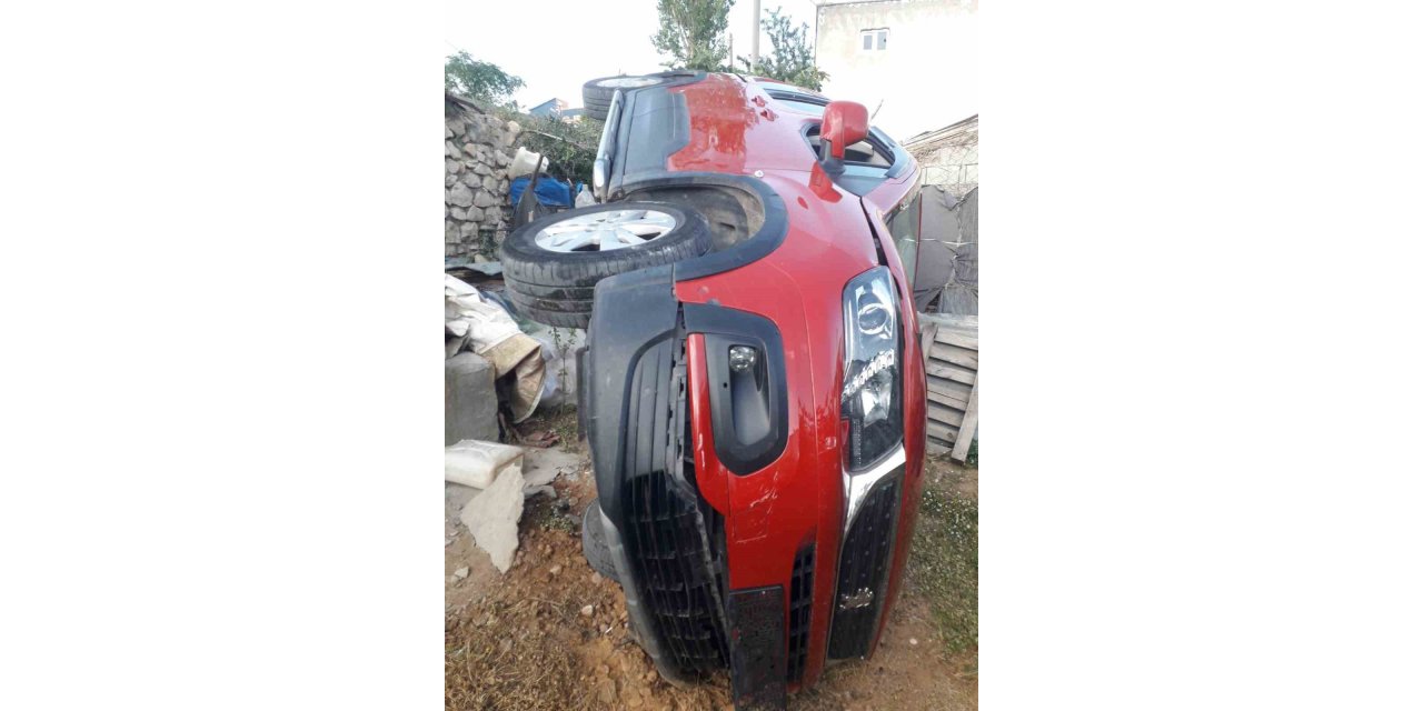Siirt’te kontrolden çıkan araç bir evin bahçesine uçtu