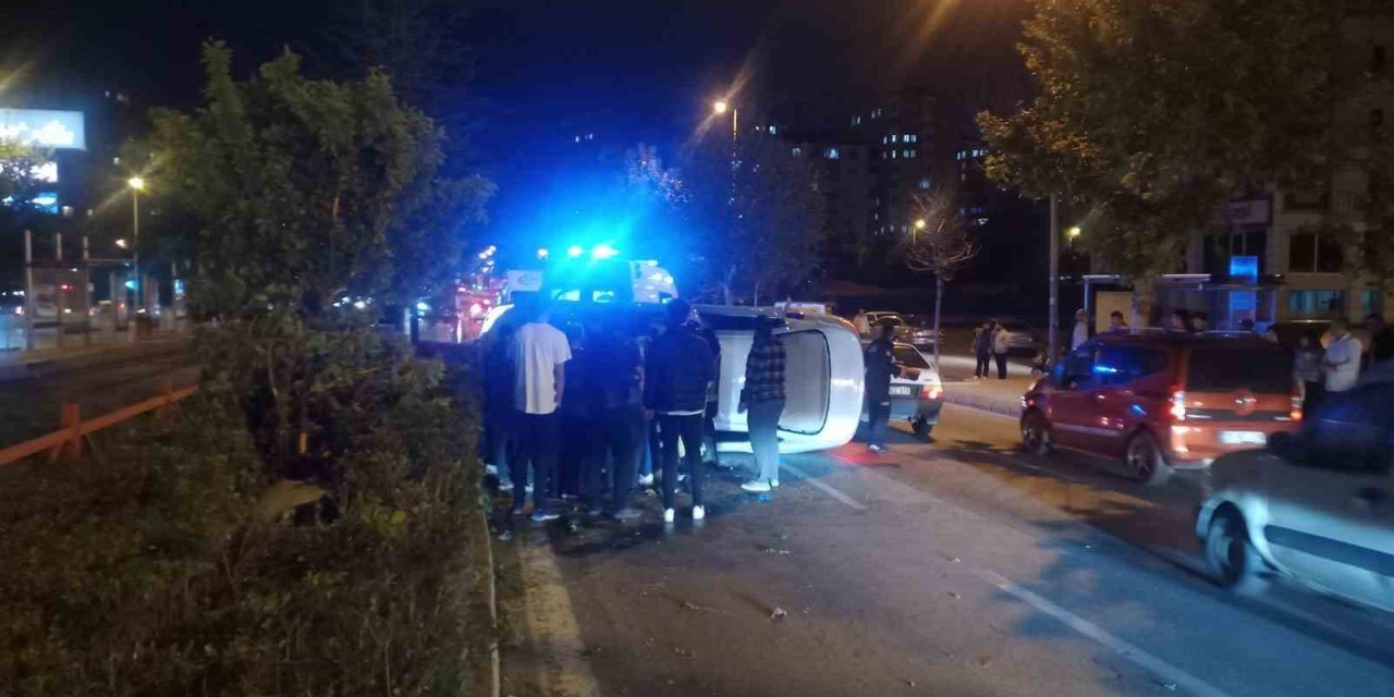 Refüje çarpan otomobil takla attı: 3 yaralı